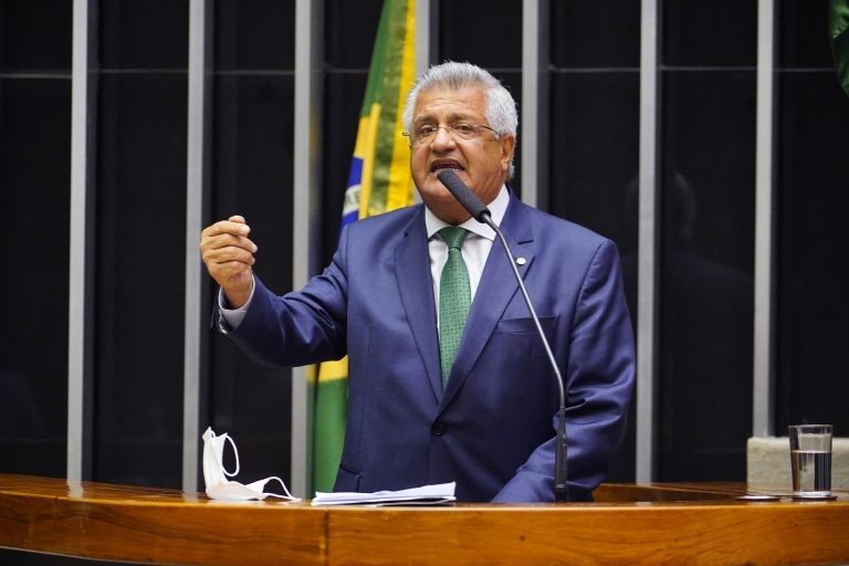 Projeto criminaliza terapia de conversão de orientação sexual