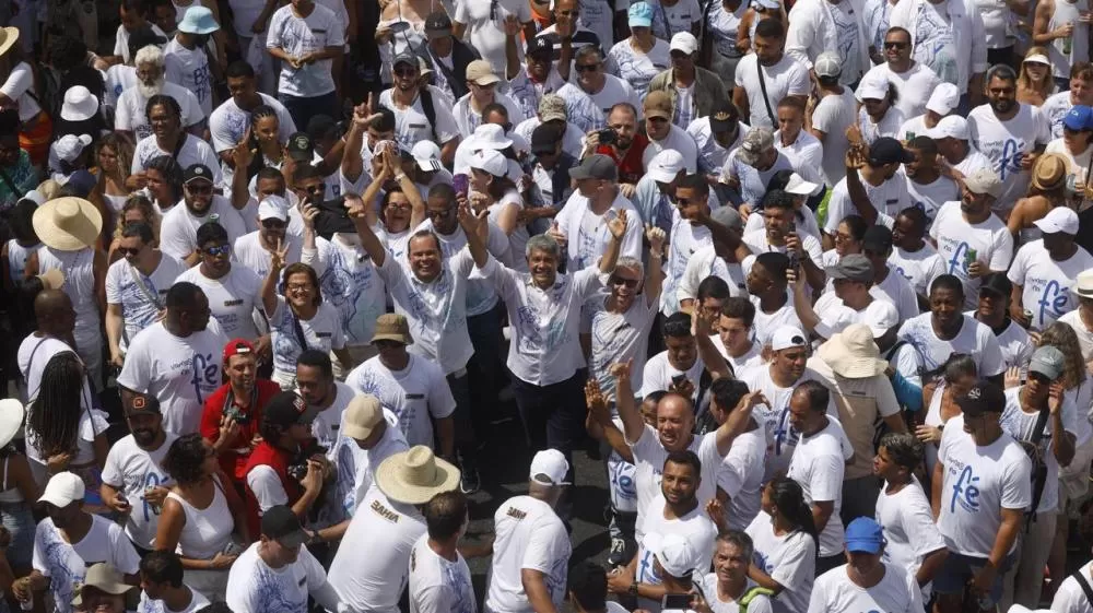 “Dia de agradecer e pedir pela paz no mundo, e que o Senhor do Bonfim nos acompanhe ao longo do ano”, declara Jerônimo no início do cortejo da Lavagem.