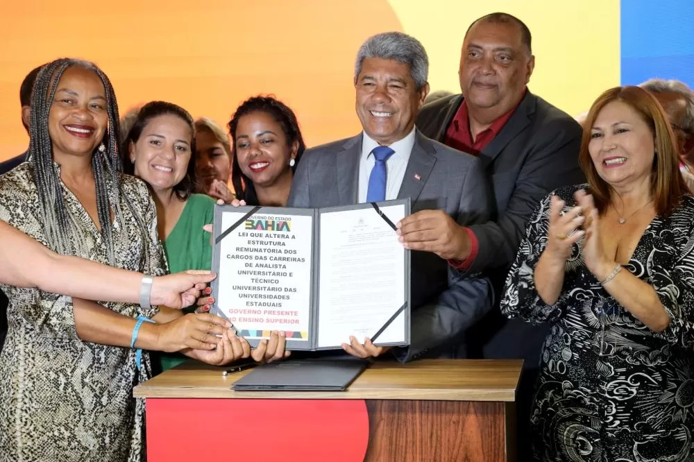 Jerônimo autoriza reajustes salariais para professores e técnicos das Universidades Estaduais.
