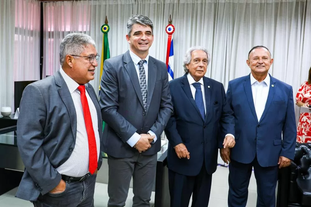 Adolfo Menezes dá posse a Marcone Amaral na presença de prefeitos e outros parlamentares.