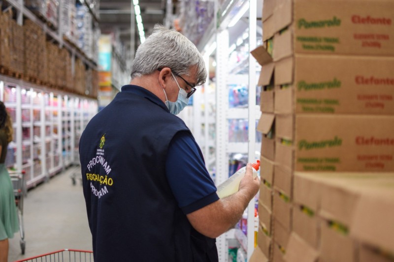 Procon-AM apreende 29 kg de produtos em supermercado na zona centro-sul de Manaus
