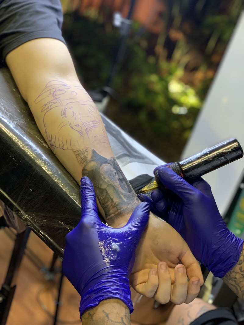 Como evitar que a tatuagem ou piercing inflame