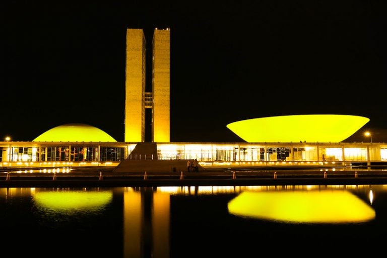 Câmara recebe iluminação especial em apoio à prevenção de acidentes de trânsito
