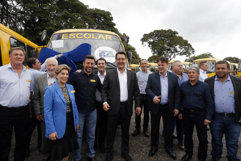 Governador entrega 144 ônibus escolares a 121 municípios paranaenses