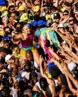 Ivete Sangalo se prepara para o Carnaval 2025 celebrando a força potente e radiante do verão.
