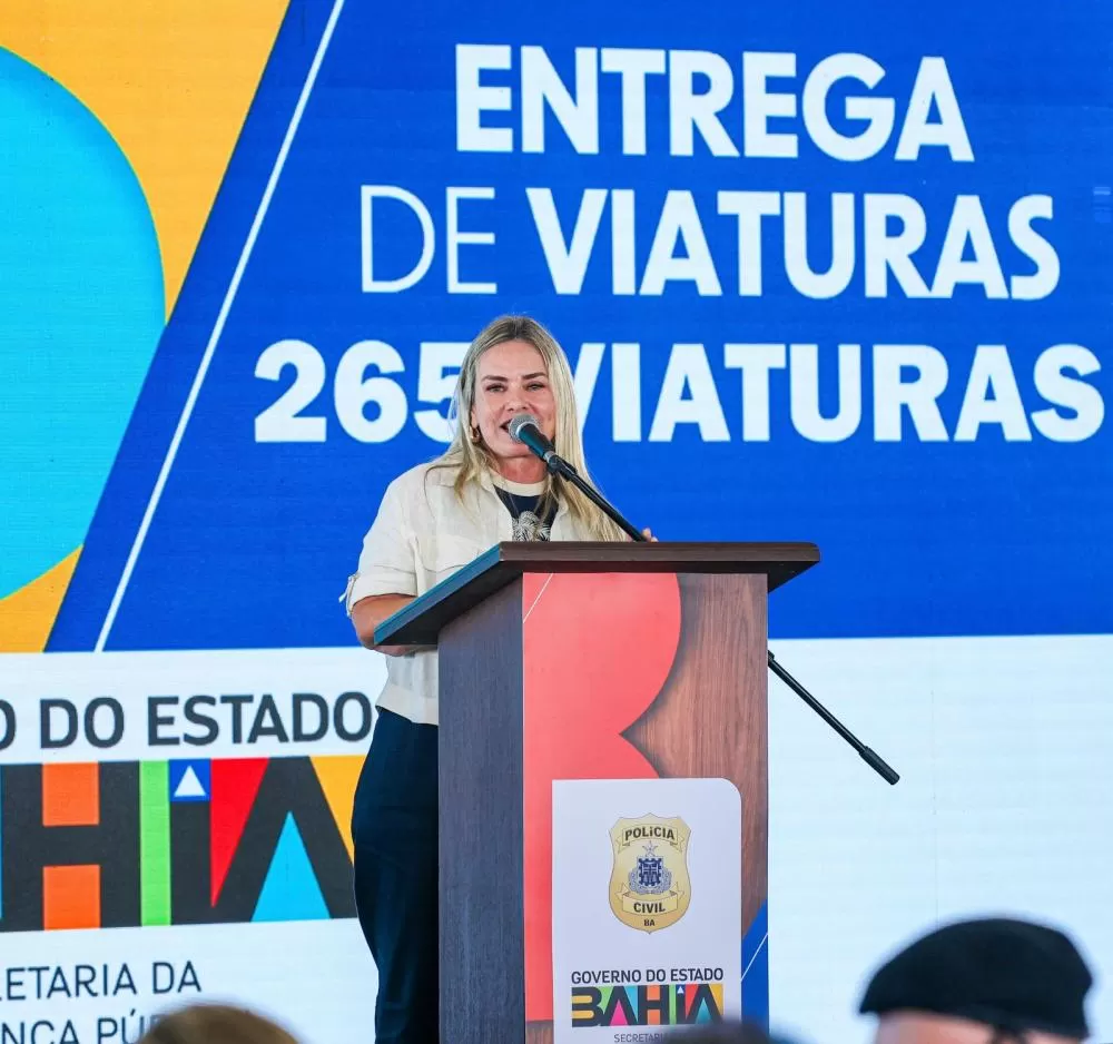 Ivana Bastos, ao lado do governador Jerônimo Rodrigues, participa da entrega de novas 265 viaturas para a Polícia Civil.