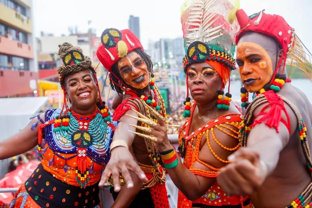 Bloco Olodum celebra suas raízes no Carnaval 2025 com o tema “OLÓDÙMARÈ: O Ser Supremo – Raízes e Origens”