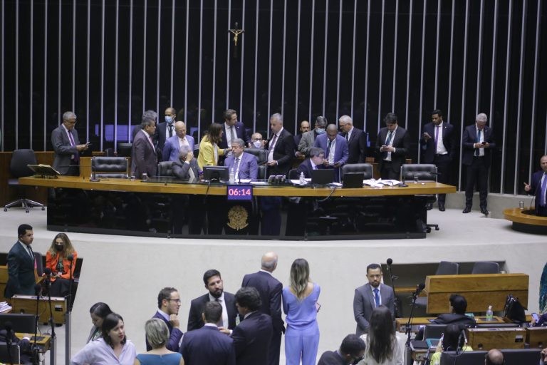 Câmara pode votar nesta terça-feira MP que cria programa de serviço voluntário nos municípios