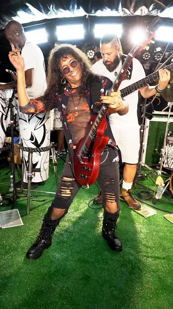 Rei do Axé, Luiz Caldas embala a pipoca com clássicos na abertura do Carnaval, em Salvador.