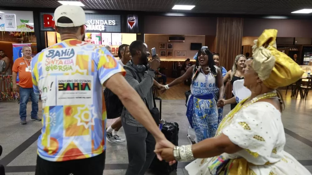 No Aeroporto de Salvador, receptivo da Setur-BA dá as boas-vindas aos turistas que chegam para o Carnaval 2025