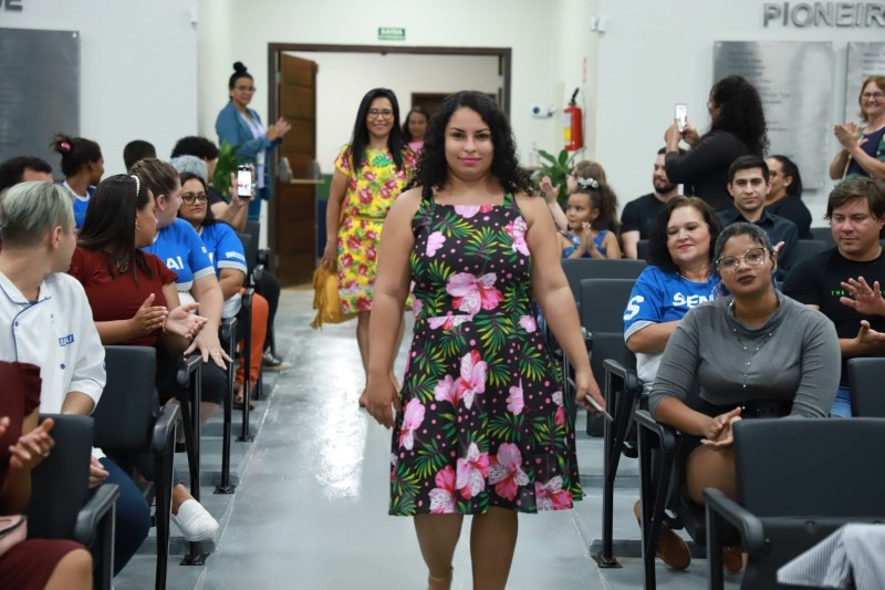 Desfiles de costura e apresentação de bolos marcam encerramento de cursos