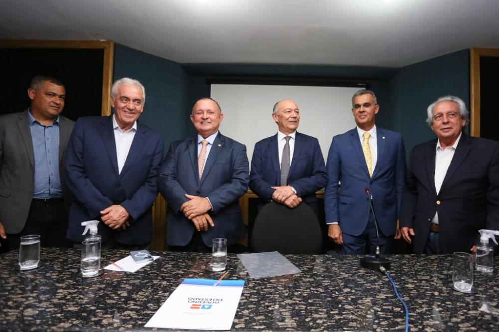 Adolfo Menezes exalta investimentos do Estado na posse de Zé Nunes na SDE.