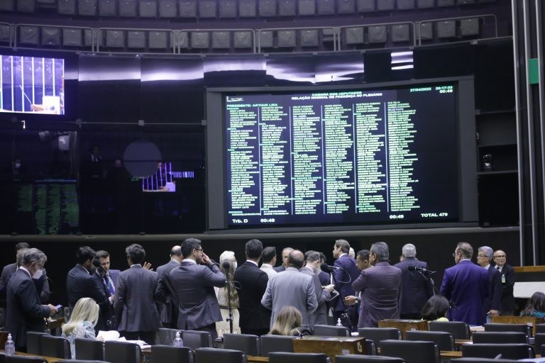 Câmara analisa MP que autoriza doação de vacinas contra Covid-19 a outros países; acompanhe