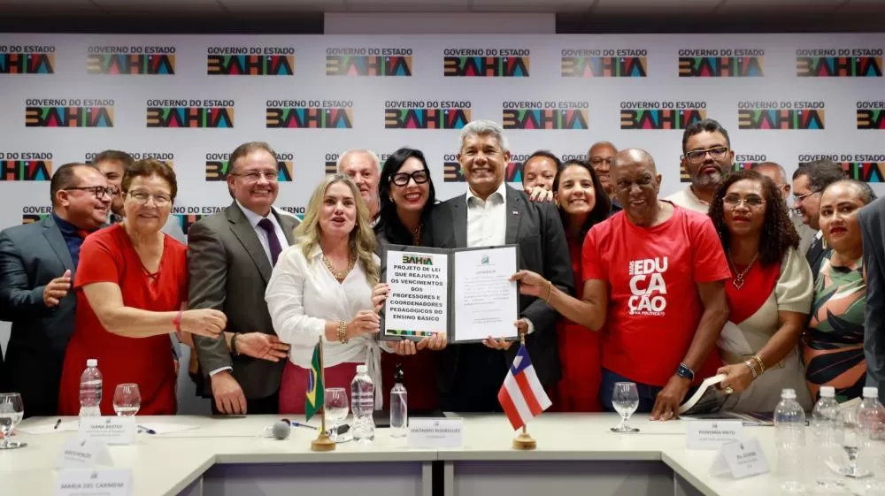 Estado e APLB formalizam acordo de reajuste salarial para professores da Educação Básica da Bahia.