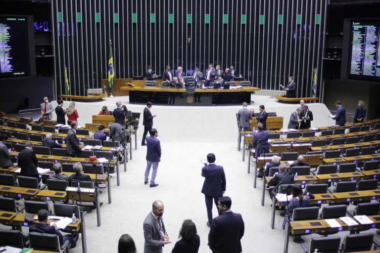 Deputados analisam MP que amplia acesso de estudantes de escolas privadas ao Prouni; acompanhe