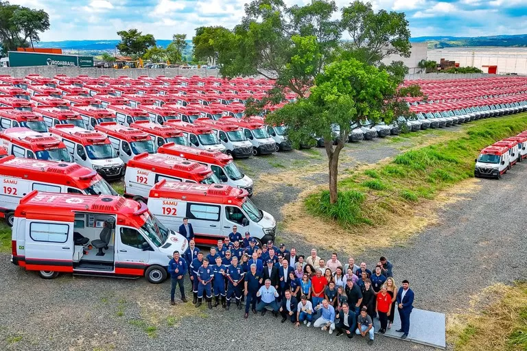 Lula ao entregar 789 ambulâncias do Samu: orgulho de contribuir para salvar vidas.