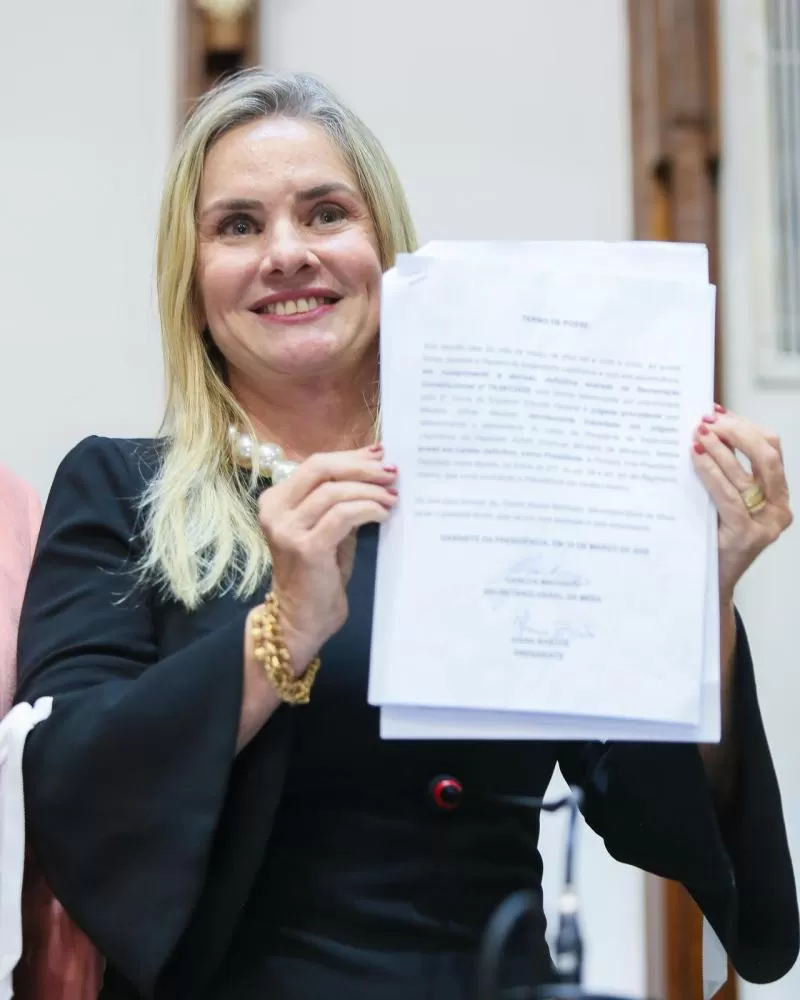 Agora é definitivo: Ivana Bastos é a primeira mulher, em 190 anos, a chefiar o Legislativo baiano.