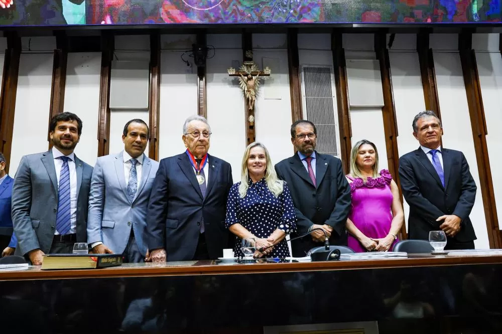 Presidente Ivana Bastos comanda sessões especiais em homenagem a Heraldo Rocha e João Martins.