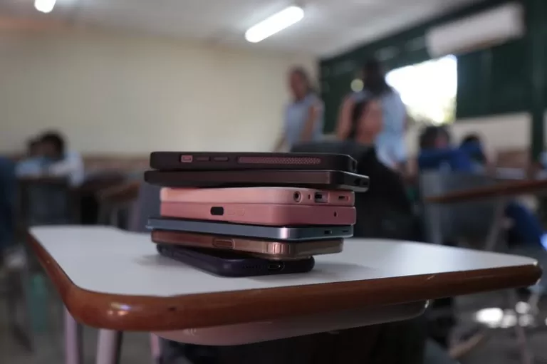 Publicadas diretrizes que detalham possibilidades e restrições de uso de celulares e meios digitais em sala de aula.