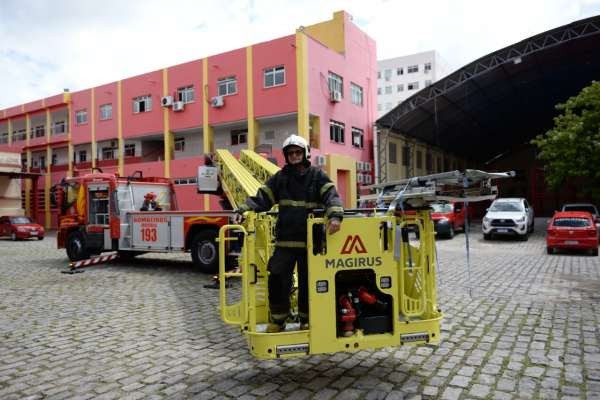 Dia Internacional dos Bombeiros: a história do operador de autoescada mais antigo do CBMCE