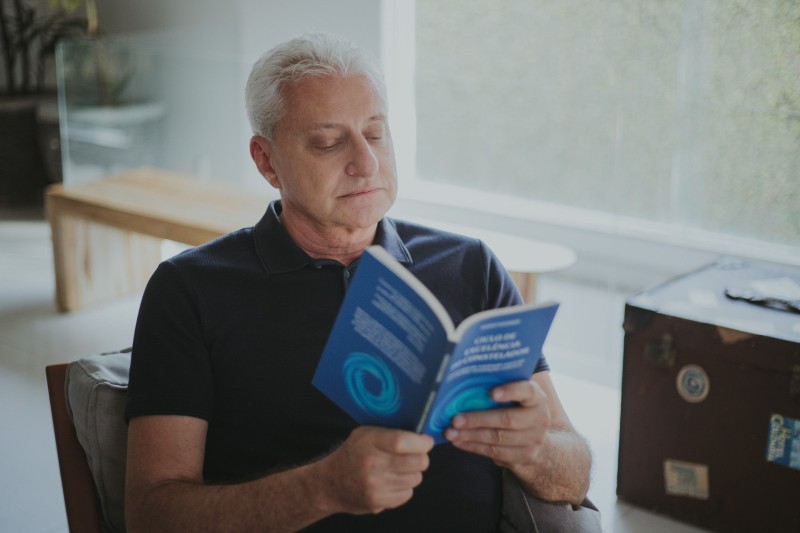 Psiquiatra Mario Koziner lança livro de contos para transformação pessoal