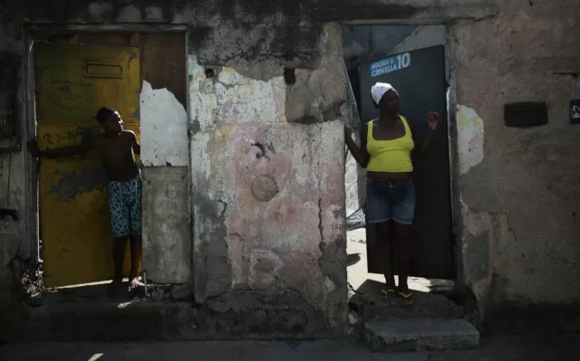  Mulheres negras podem levar até 184 anos para realizar o sonho da casa própria, aponta levantamento “Sem moradia digna, não há justiça de gênero”.