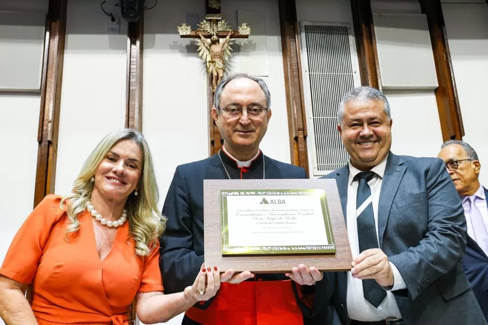 Presidente Ivana Bastos entrega título de Cidadão Baiano ao Arcebispo Primaz do Brasil.