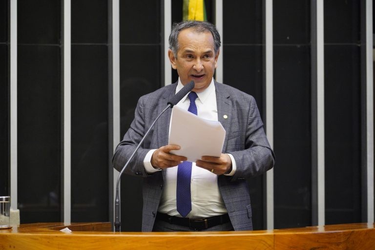 Comissão rejeita regime especial para estudantes esportistas ou artistas compensarem faltas