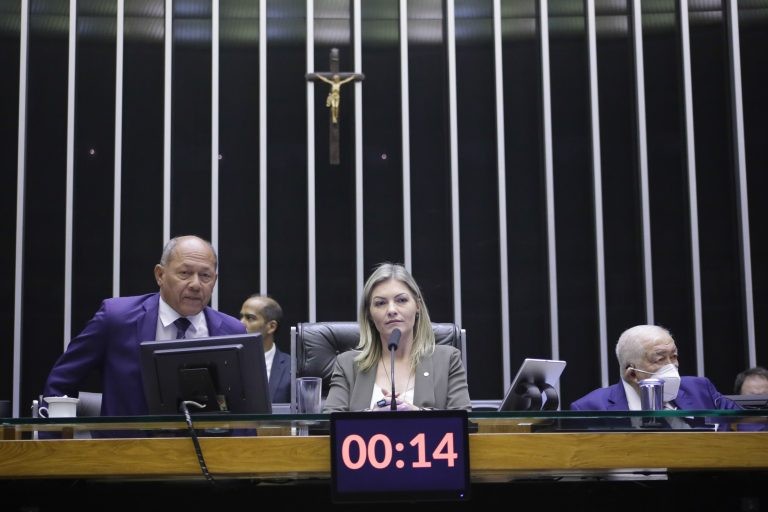 Câmara aprova urgência a projeto sobre sinalização relativa ao autismo; acompanhe
