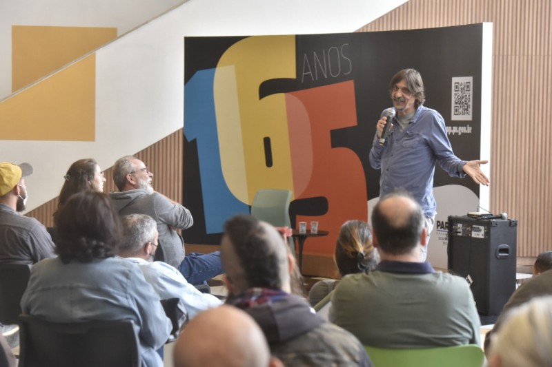 Eduardo Bueno fala para 200 pessoas na abertura do Ciclo da Independência da BPP