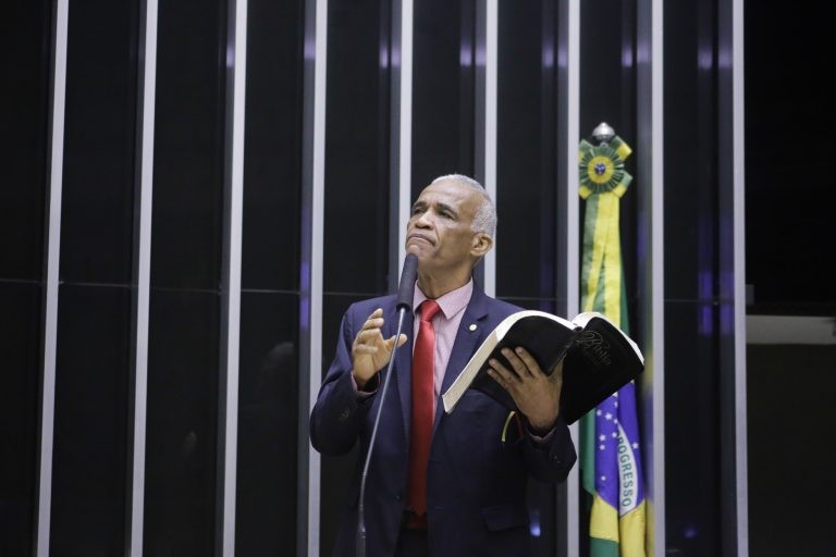 Deputados aprovam urgência para projeto que proíbe alterações nos textos da Bíblia; acompanhe