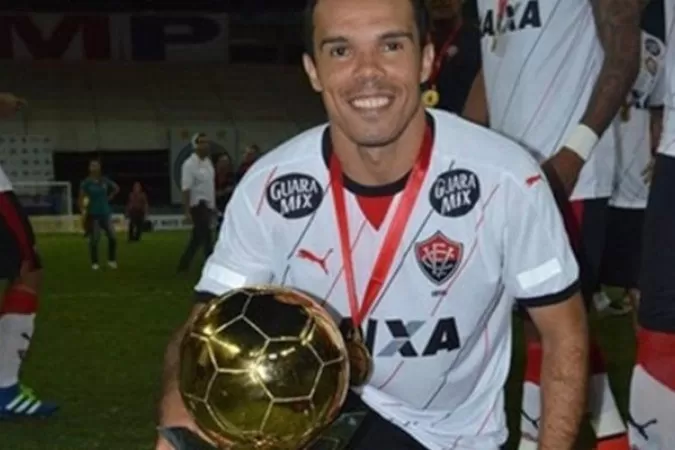 Morte do ex-jogador Leandro Domingues acende alerta para o câncer de testículo.