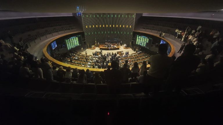 Deputados analisam projeto que cria piso da enfermagem; acompanhe