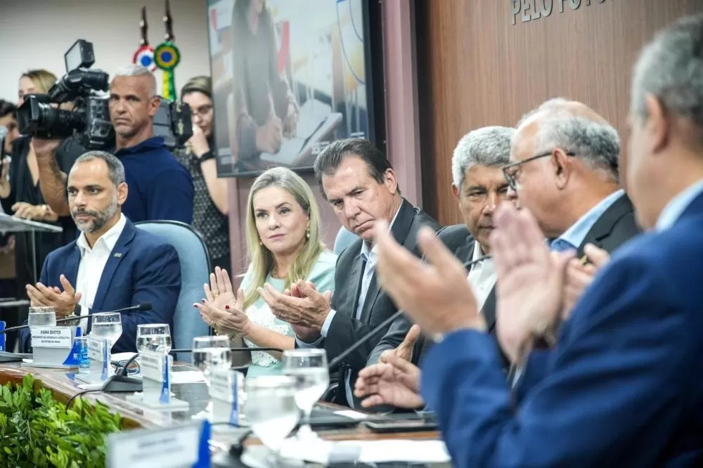 Presidente Ivana Bastos participa do lançamento do Programa Seja Pro+ na Bahia ao lado do ministro do Trabalho Paulo Marinho e do governador Jerônimo Rodrigues.