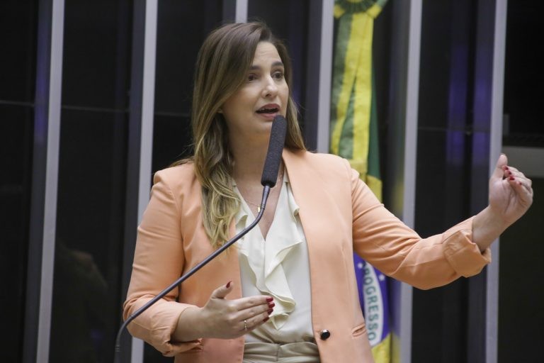 Projeto obriga estabelecimentos abertos ao público a incluir símbolo sobre autismo em placas de prioridade