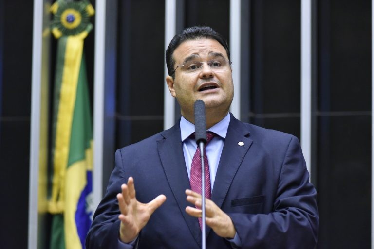 Comissão aprova previsão de que polícia apreenda arma de agressor de mulher preso em flagrante