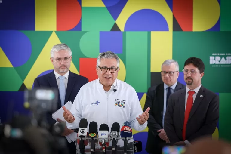 Governo vai ampliar vacinação e buscar novas parcerias privadas para acelerar atendimento no SUS.