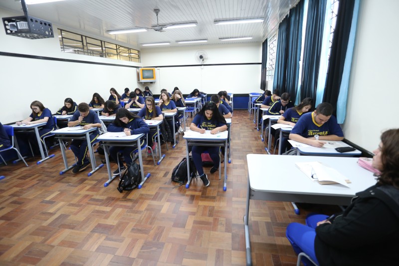 Cerca de 879 mil estudantes da rede estadual participaram do Prova Paraná nesta semana