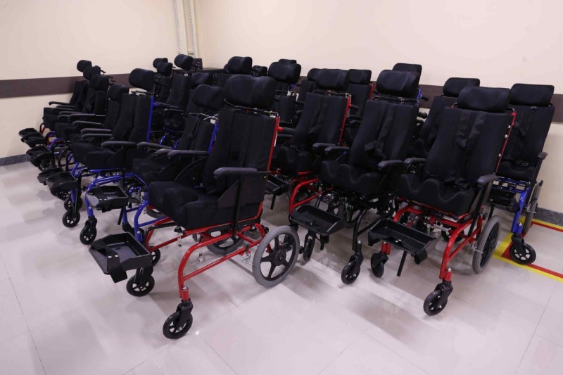 Governo do Amazonas entrega cadeiras de rodas adaptadas para pacientes do CER III