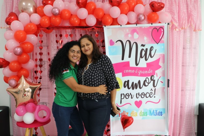 FVS-RCP antecipa homenagem do Dia das Mães e funcionárias eternizam momento em mural de fotos