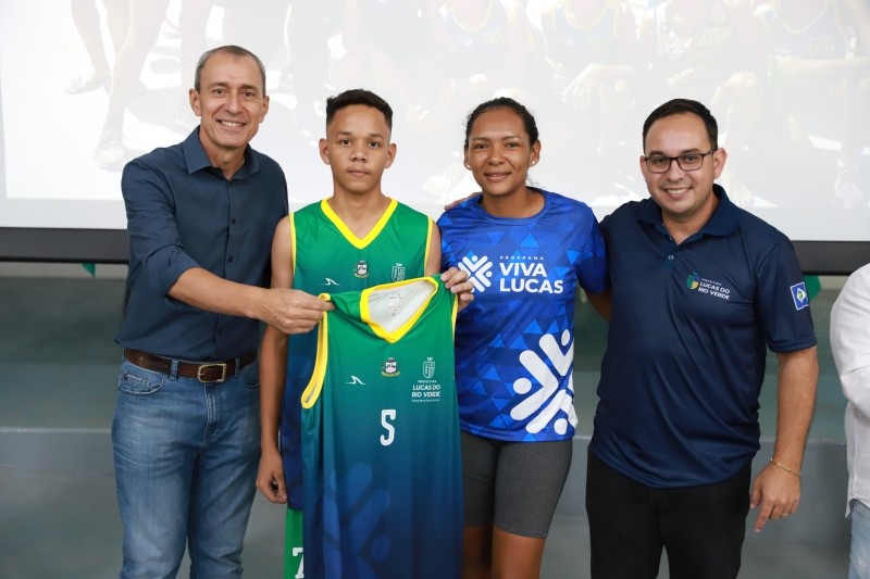 Atletas do Viva Lucas são recepcionados pelo prefeito Miguel