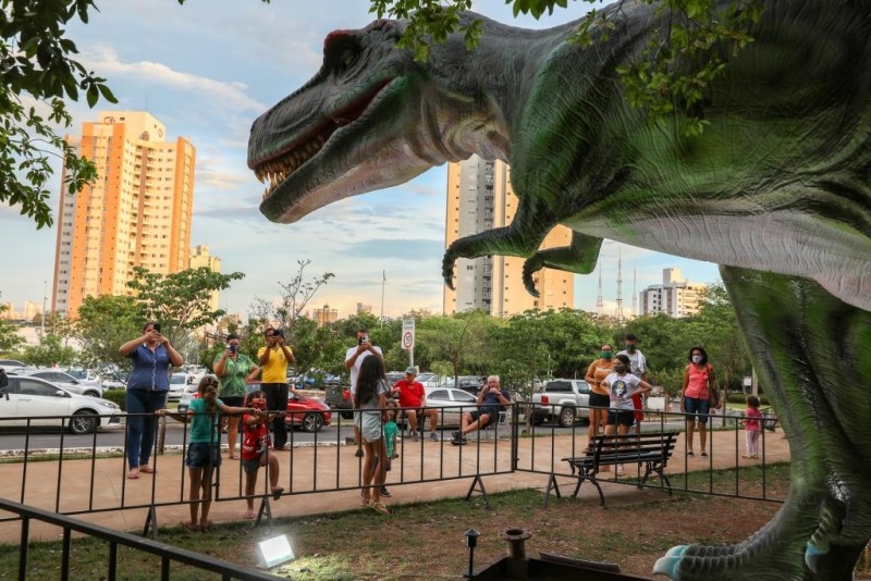 Réplicas animatrônicas de dinossauros são atração da Expodinos em Lucas do Rio Verde