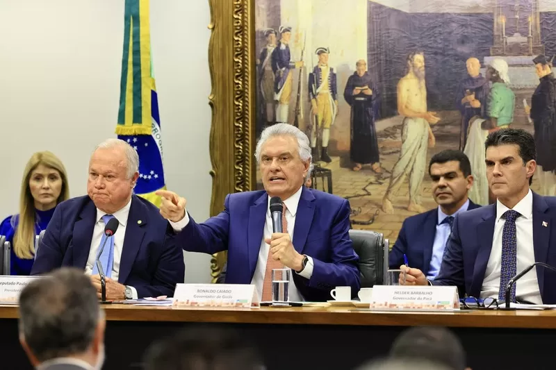 Caiado alerta sobre domínio das facções no Brasil durante audiência na Câmara do Deputados.