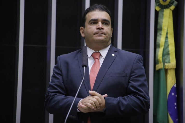 Projeto prevê até quatro anos de prisão para quem retirar preservativo sem consentimento da parceira