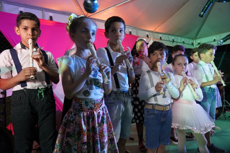 Alunos das oficinas culturais homenageiam mães com apresentação