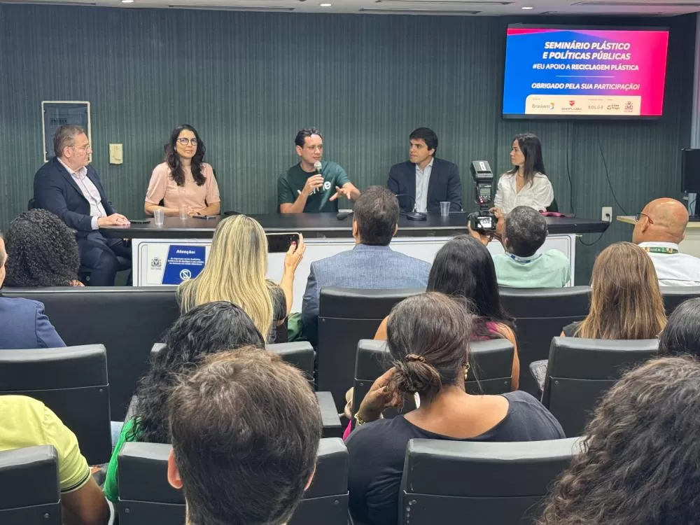 Eventos nas câmaras municipais de Salvador e Camaçari debatem os desafios e as soluções para a reciclagem do plástico.