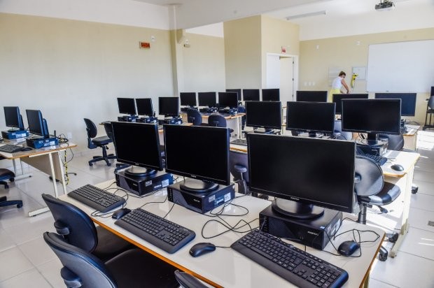Escolas de SC começam a receber 6.454 novos computadores com investimento de R$ 28,2 milhões
