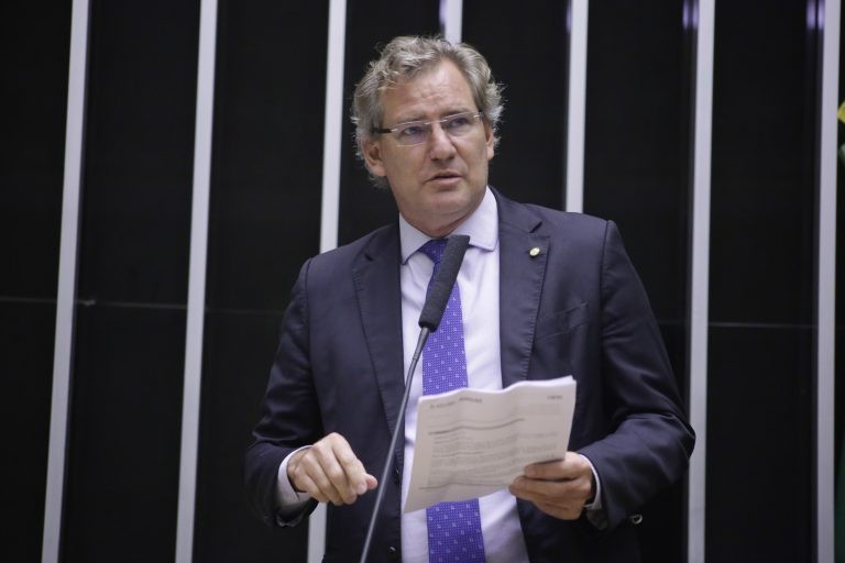 Comissão aprova proposta que classifica estágio como experiência profissional