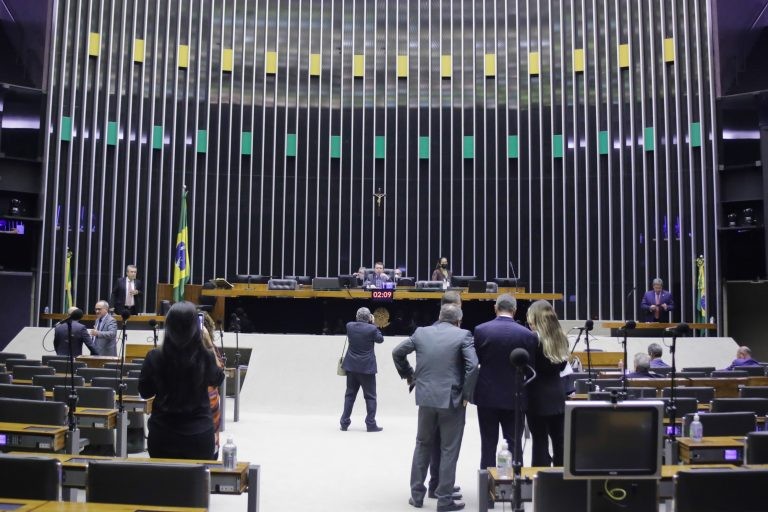 Deputados analisam propostas em Plenário; acompanhe