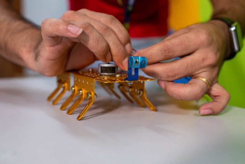 Professores da rede estadual recebem treinamento para uso de impressora 3D e equipamentos de robótica em escolas